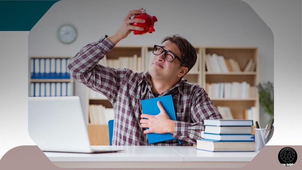 Hombre con gafas sostiene una alcancía en forma de cerdo mientras abraza un libro, con una computadora portátil y libros en una mesa en un entorno de oficina.